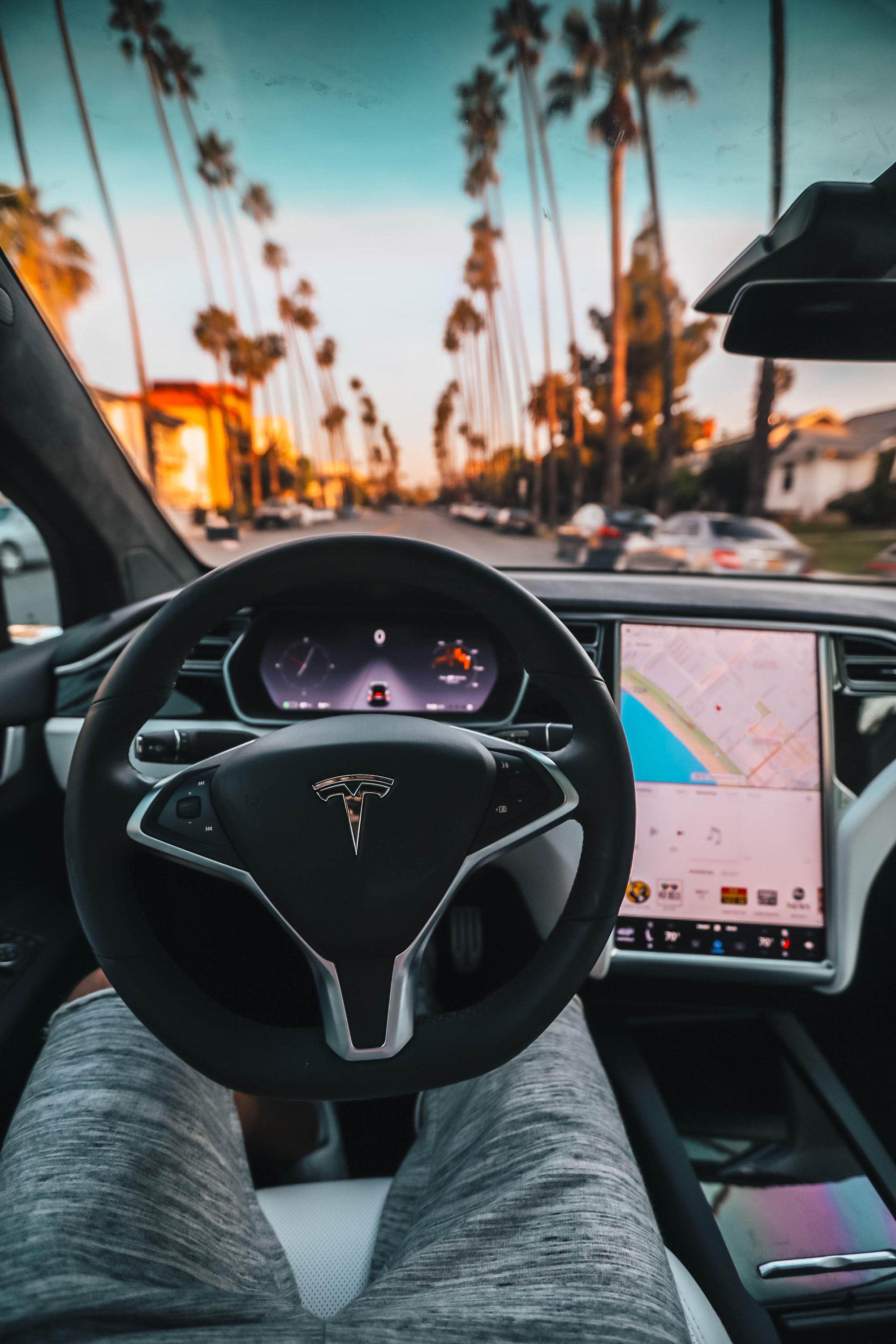 🚘 Tesla launches full self-driving beta and Waymo offers driverless taxi