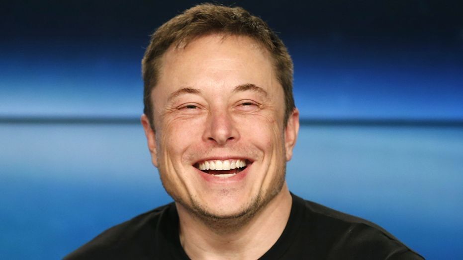 RUMOUR: Elon Musk will visit Sweden tonight – Tesla fans welcome him at the airport