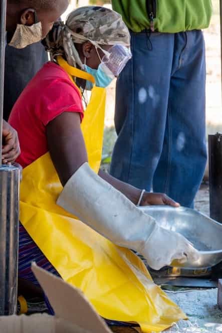 🍾 Empty bottles turn into brick-making raw material