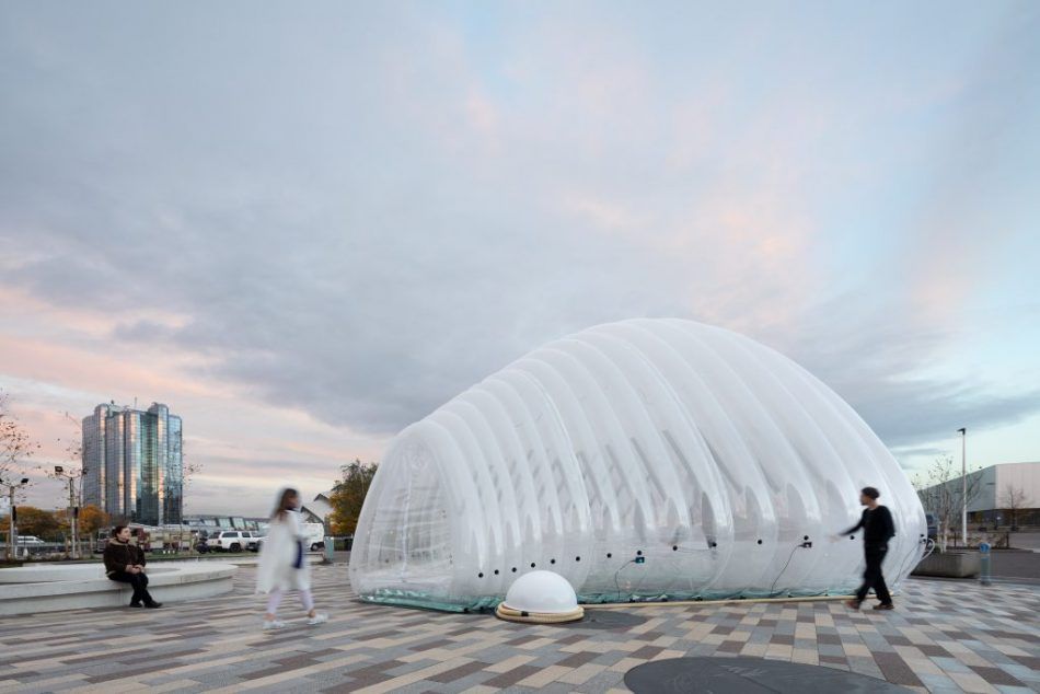 ♻️ Algae-filled bounce house captures CO2 while children jump