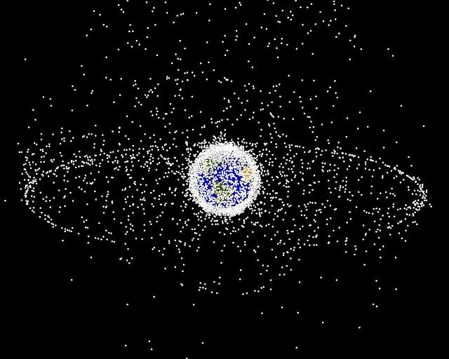 🚯 US Space Force to tackle space debris