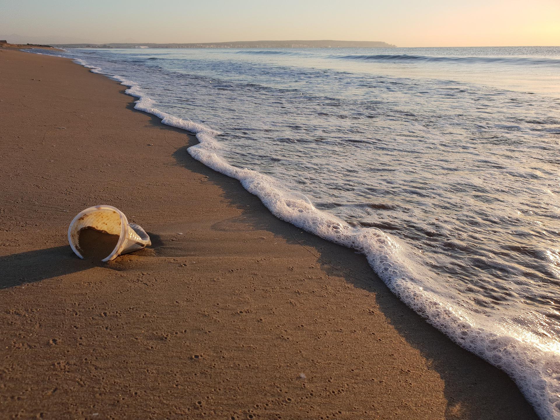 🥤 Plastic waste on the beaches of Australia has decreased by almost a third